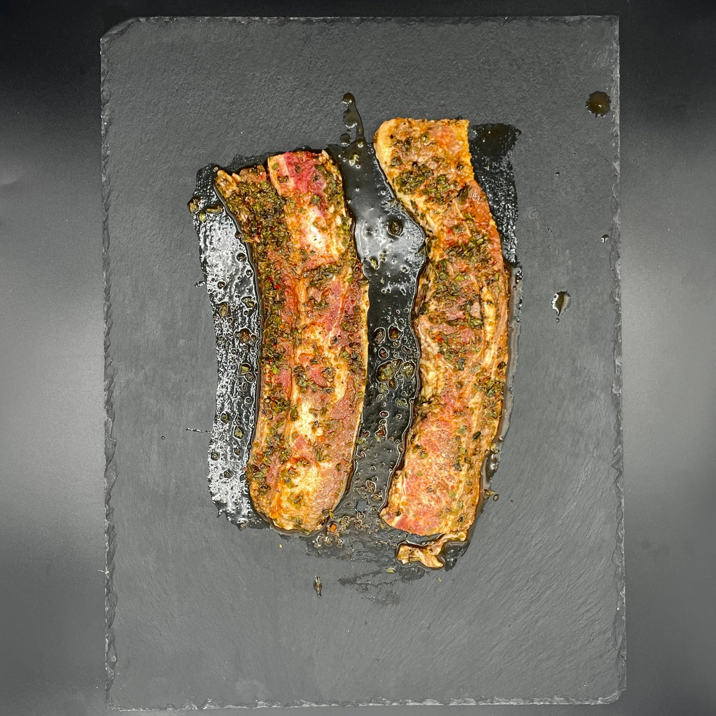 Tira de asado con salsa Chimichurri