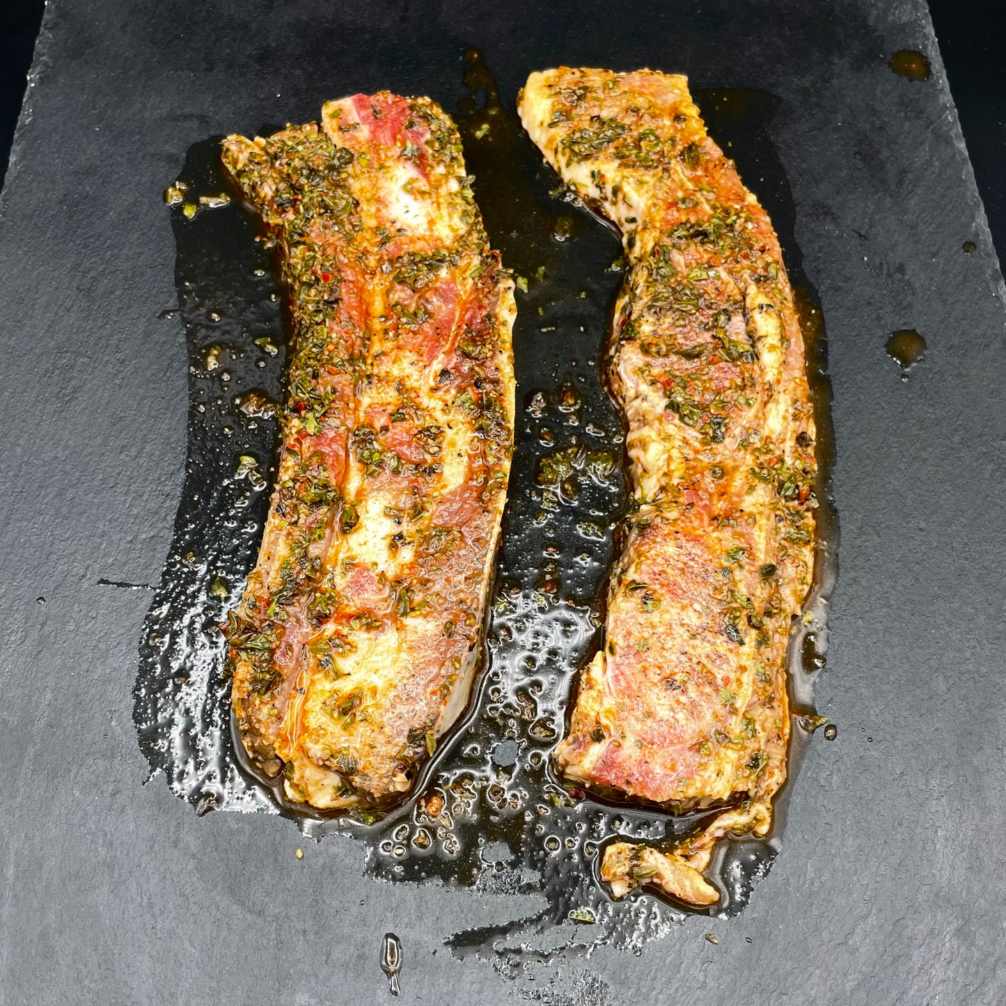 Tira de asado con salsa Chimichurri